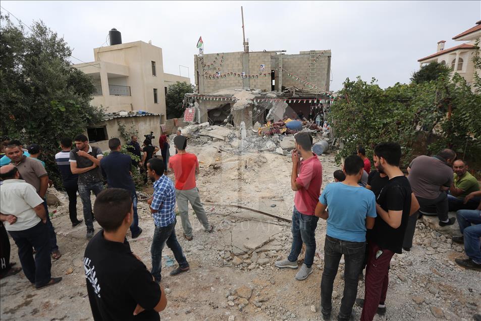Israeli authority demolishes Palestinians' houses in Ramallah