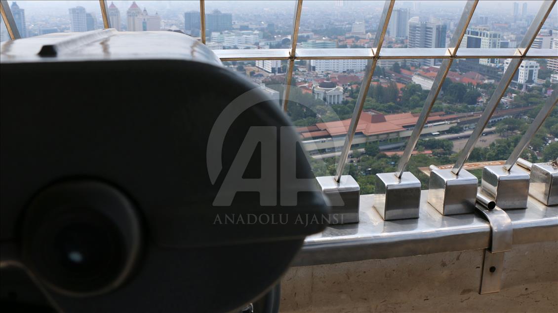 Mengenal Monas melalui foto