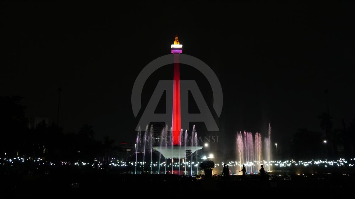 Mengenal Monas melalui foto
