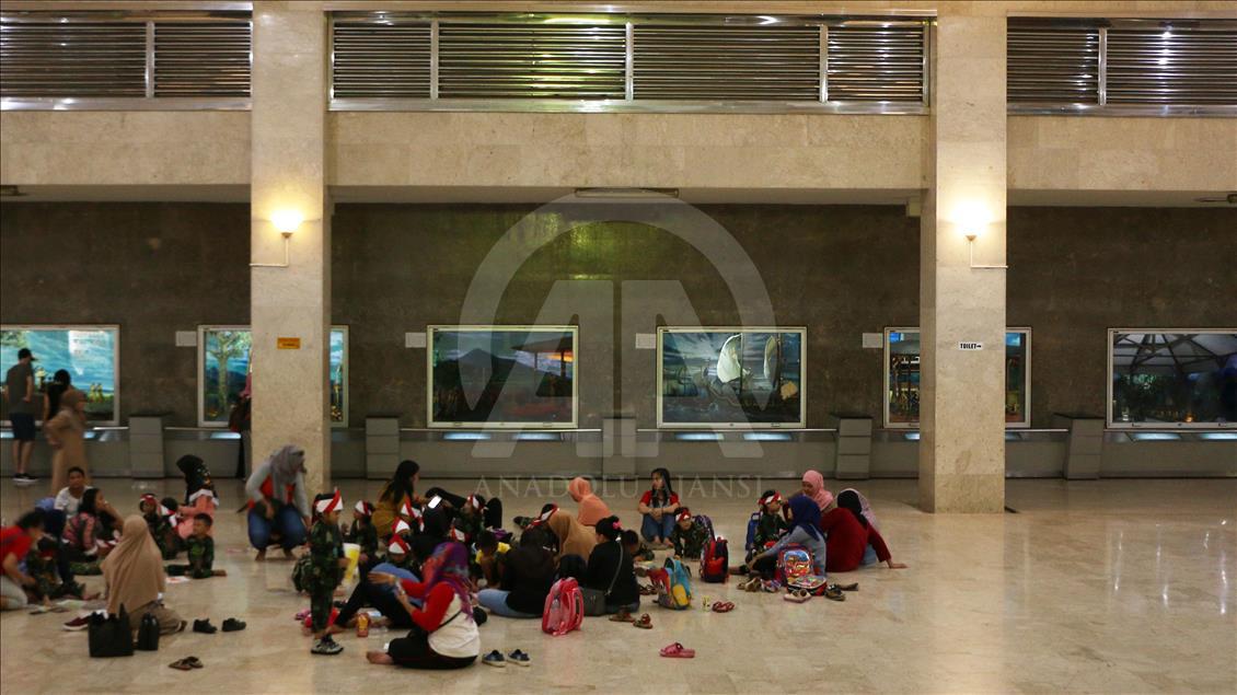 Mengenal Monas melalui foto