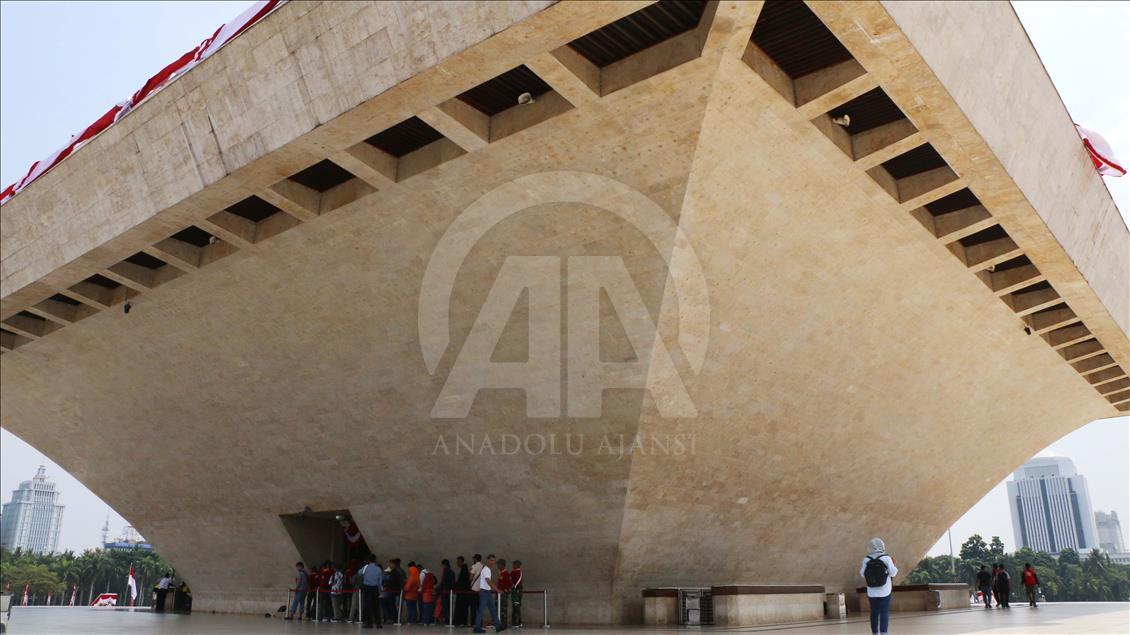 Mengenal Monas melalui foto