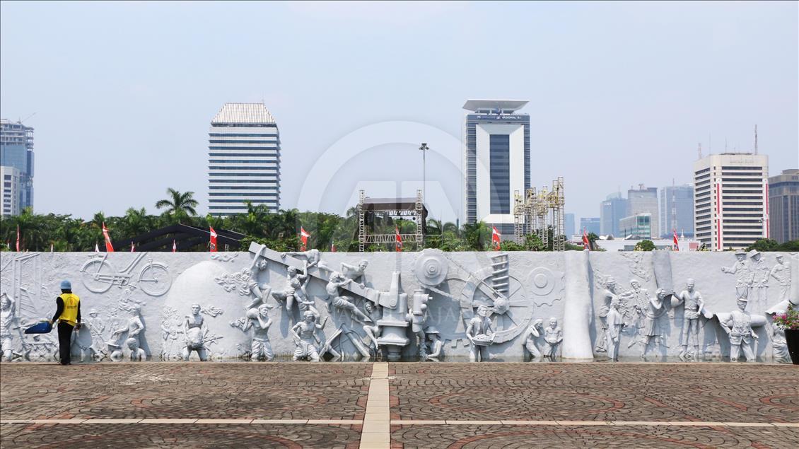 Mengenal Monas melalui foto