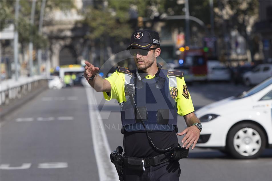 İspanya'da minibüs kalabalığın arasına daldı