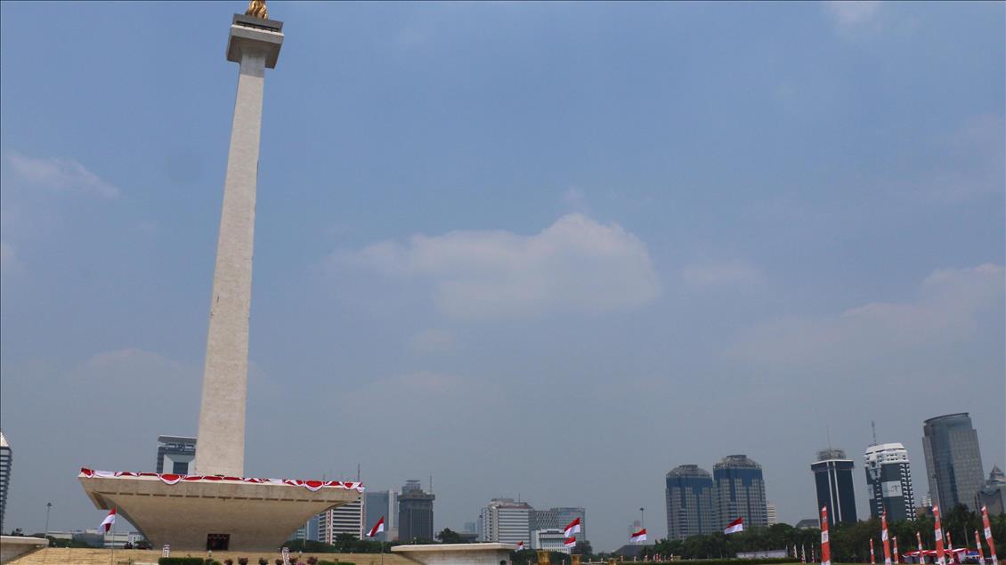Mengenal Monas melalui foto