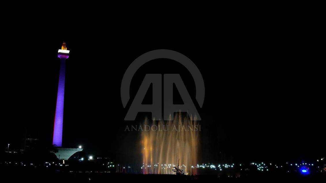 Mengenal Monas melalui foto