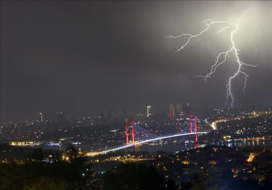 İstanbul şimşeklerle aydınlandı