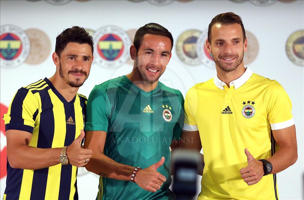 Fenerbahçe, yeni transferlerini tanıttı