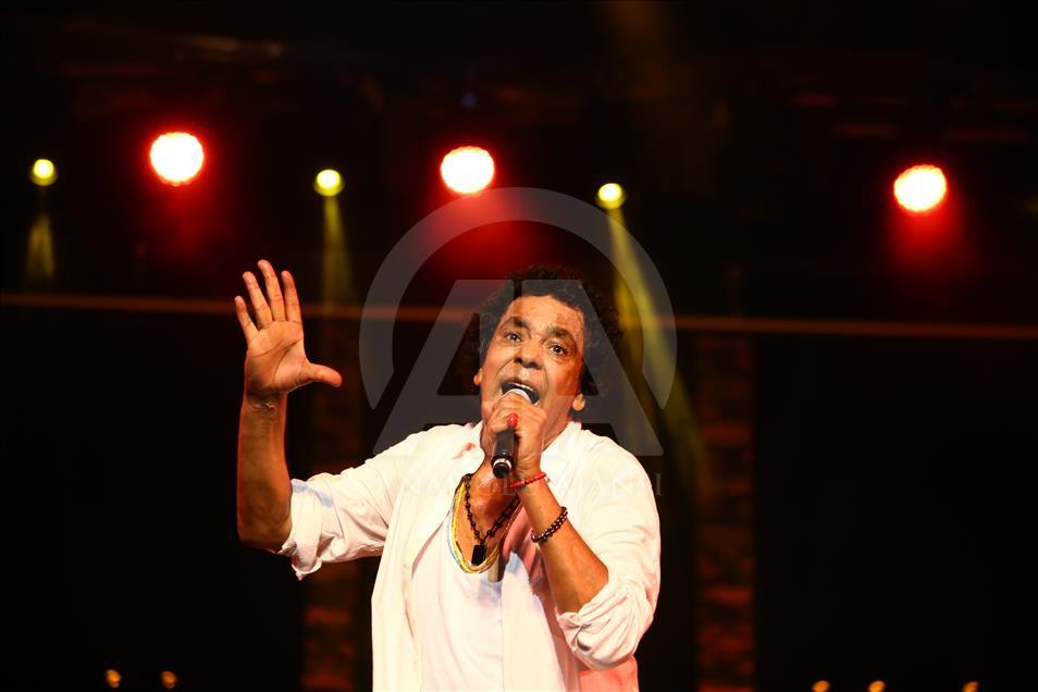 En Tunisie, le chanteur égyptien Mohamed Mounir porte la voix des classes populaires