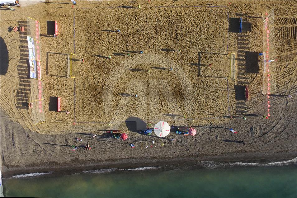 Çöplerin döküldüğü alan halk plajına dönüştürüldü