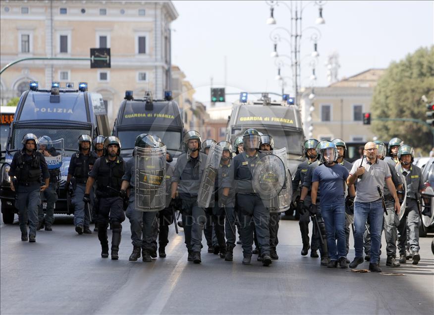 Migrants, refugees and asylum seekers cleared by police in Rome