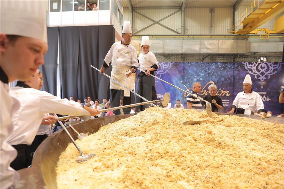 Ouzbékistan: Préparation d’un plat géant de Plov de 6 tonnes