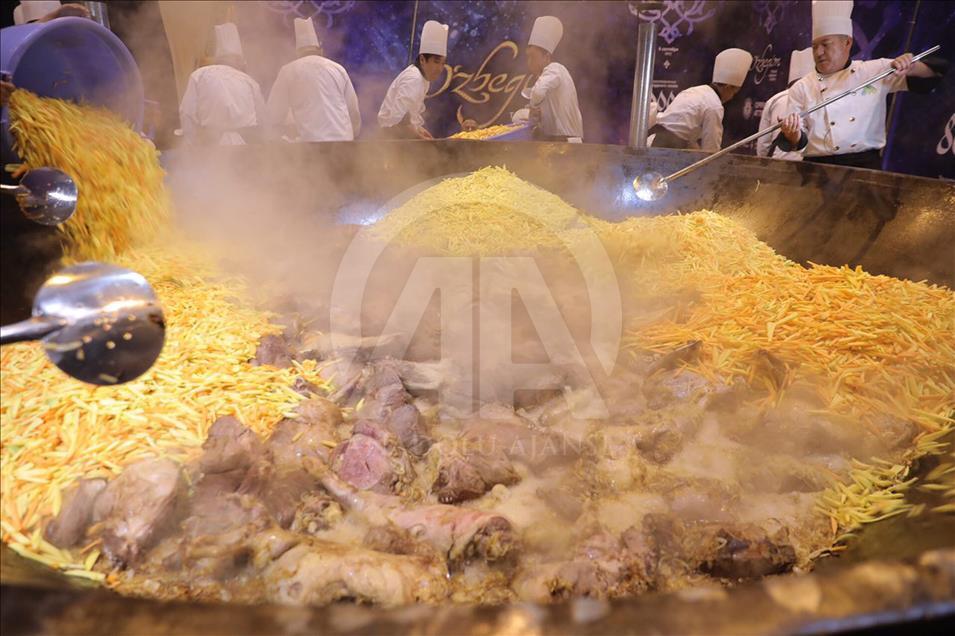 Ouzbékistan: Préparation d’un plat géant de Plov de 6 tonnes