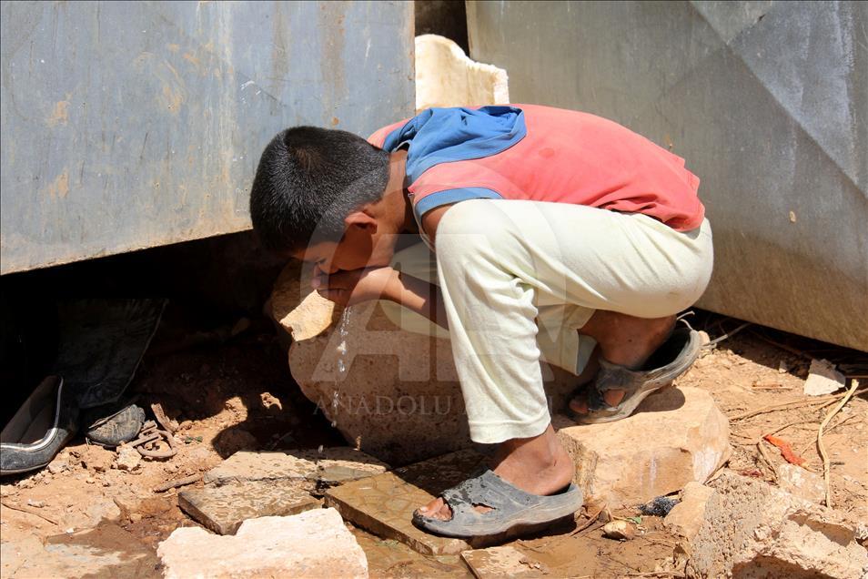 Syrians' lives in shelter tent