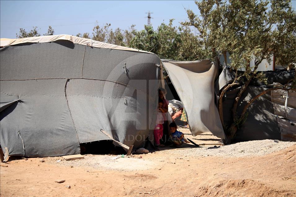 Syrians' lives in shelter tent