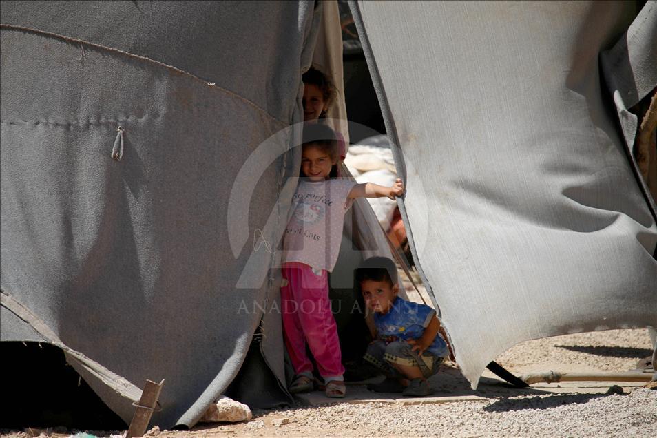 Syrians' lives in shelter tent