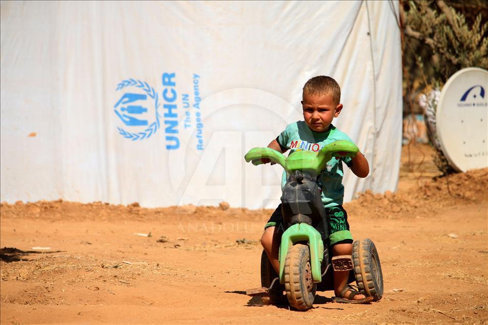 Syrians' lives in shelter tent