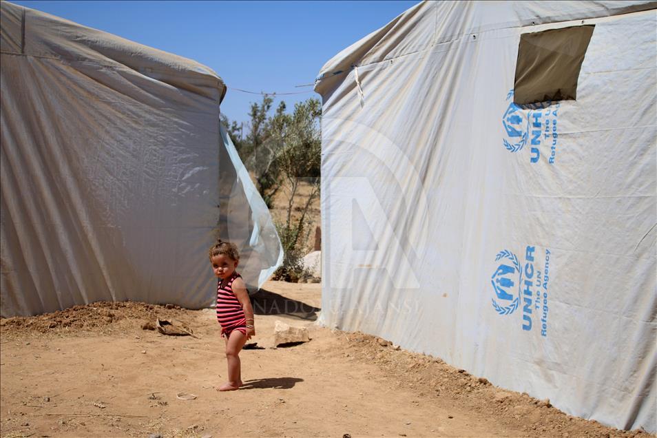 Syrians' lives in shelter tent