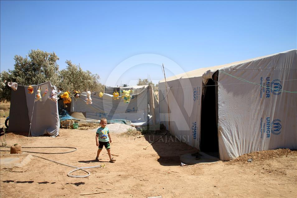 Syrians' lives in shelter tent