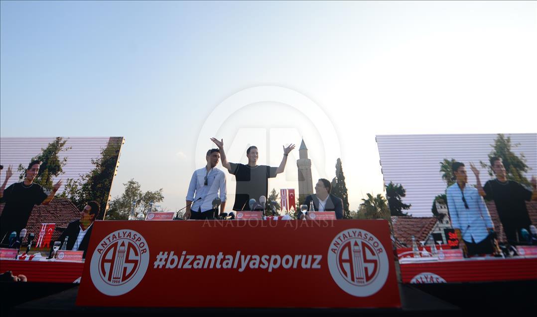 Antalya'da Nasri için imza töreni düzenlendi