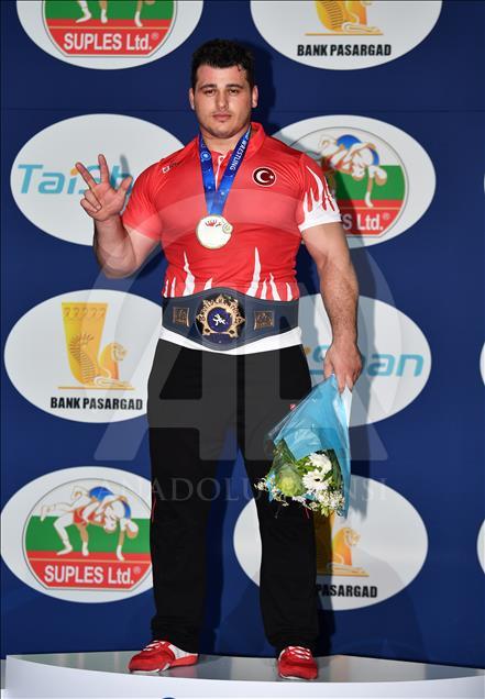 Rıza Kayaalp Dünya Güreş Şampiyonası'nda altın madalya kazandı