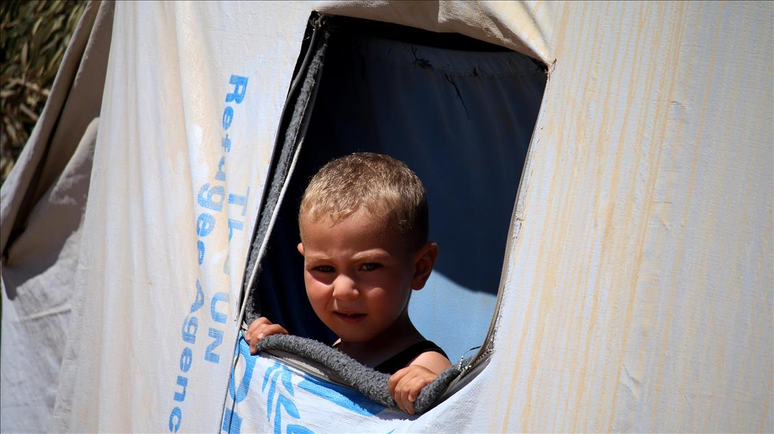 Syrians' lives in shelter tent