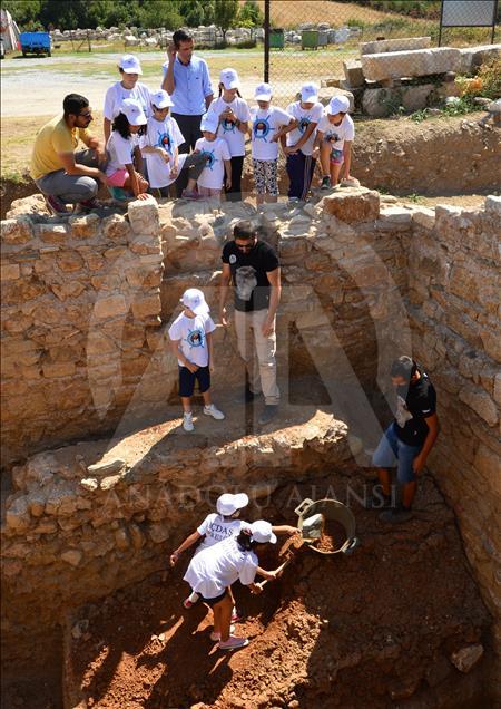 Antik çağda kullanılan kilden seramik yapımını öğrendiler