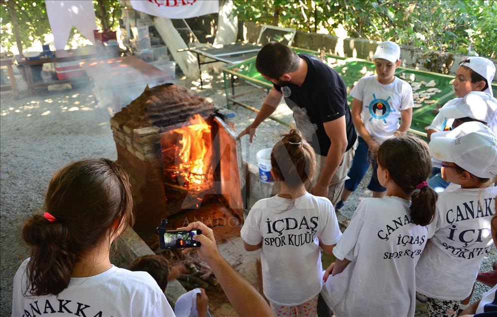Antik çağda kullanılan kilden seramik yapımını öğrendiler