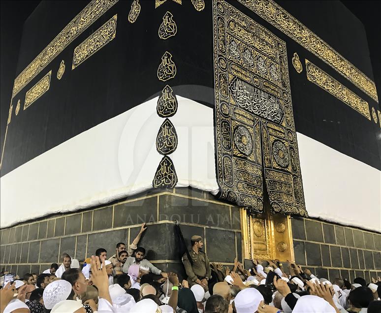 Kabe'de dualara gözyaşları eşlik ediyor