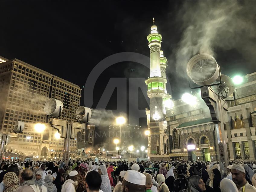 Kabe'de dualara gözyaşları eşlik ediyor
