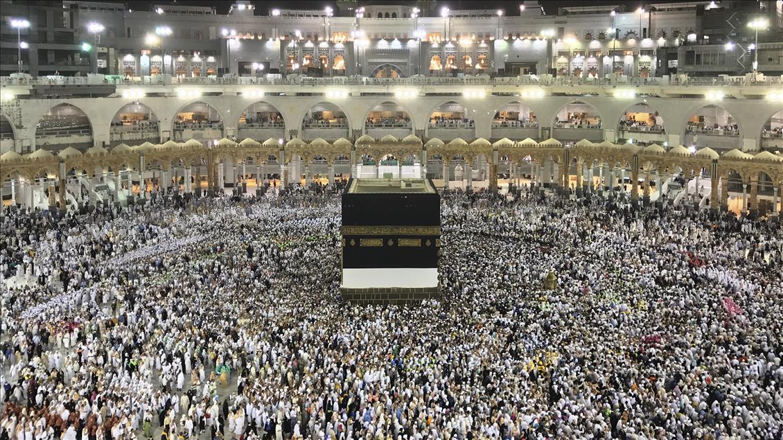 Kabe'de dualara gözyaşları eşlik ediyor