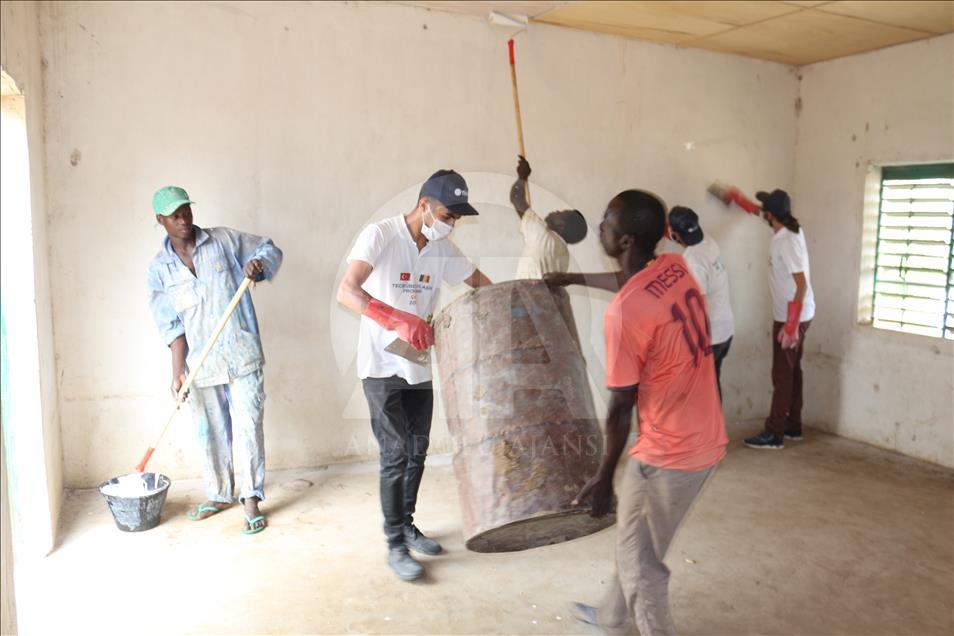 Des bénévoles de la TIKA au Tchad pour restaurer une mosquée