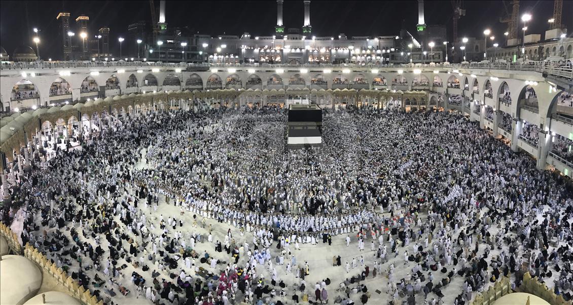 Kabe'de dualara gözyaşları eşlik ediyor