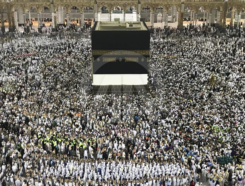 Kabe'de dualara gözyaşları eşlik ediyor