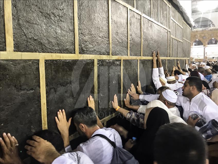 Kabe'de dualara gözyaşları eşlik ediyor