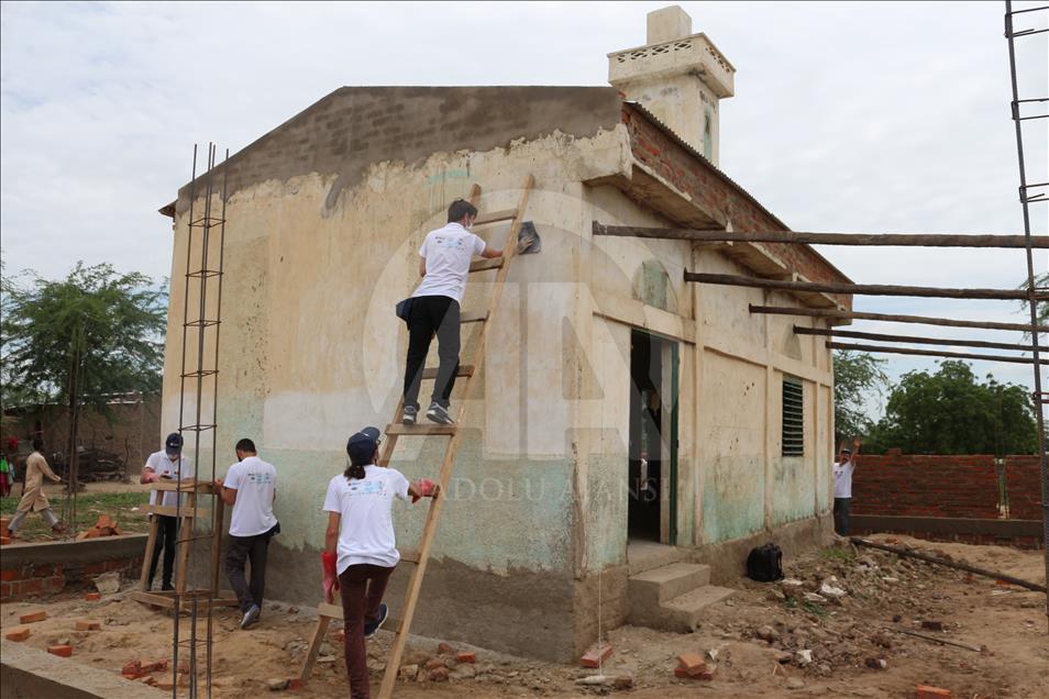 Des bénévoles de la TIKA au Tchad pour restaurer une mosquée