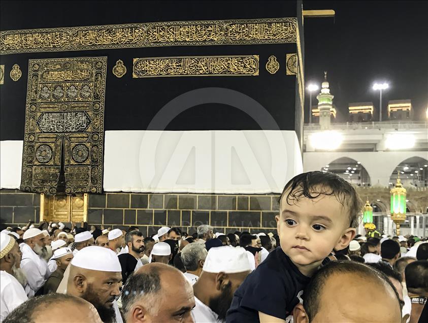 Kabe'de dualara gözyaşları eşlik ediyor