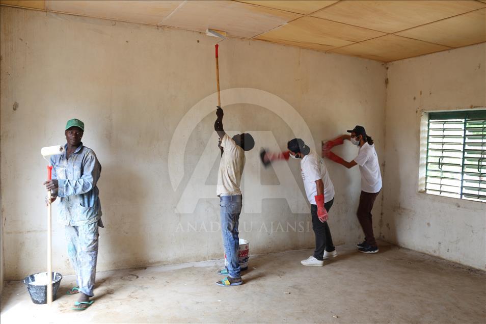 Des bénévoles de la TIKA au Tchad pour restaurer une mosquée