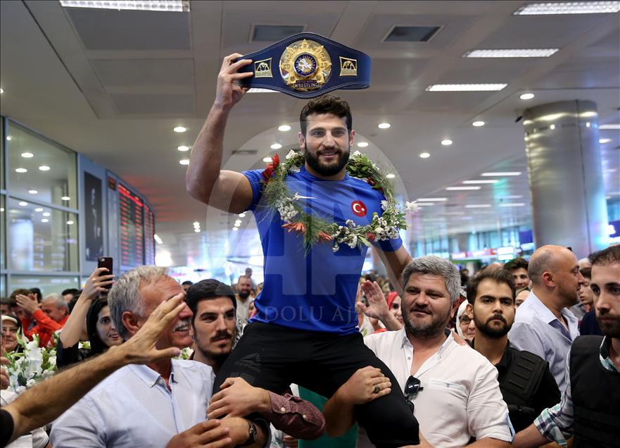 Paris/Championnat du monde de lutte 2017 : L'équipe nationale de lutte gréco-romaine est rentrée en Turquie

