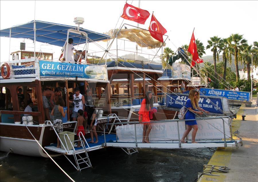 Güney Ege'de Sahiller ve Tesisler Doldu