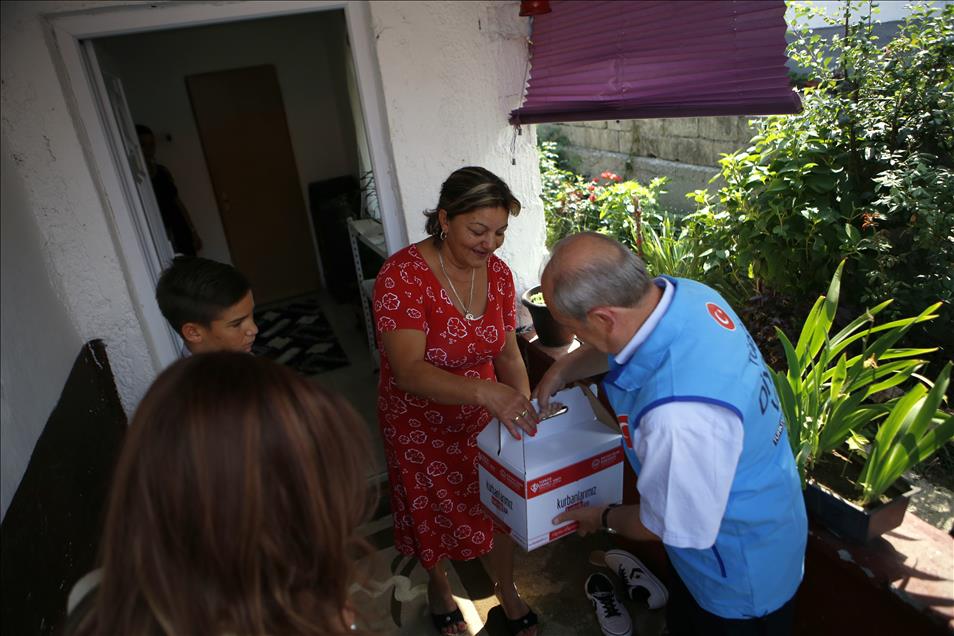 Rıza Kayaalp, Bosna Hersek'te kurban eti dağıttı