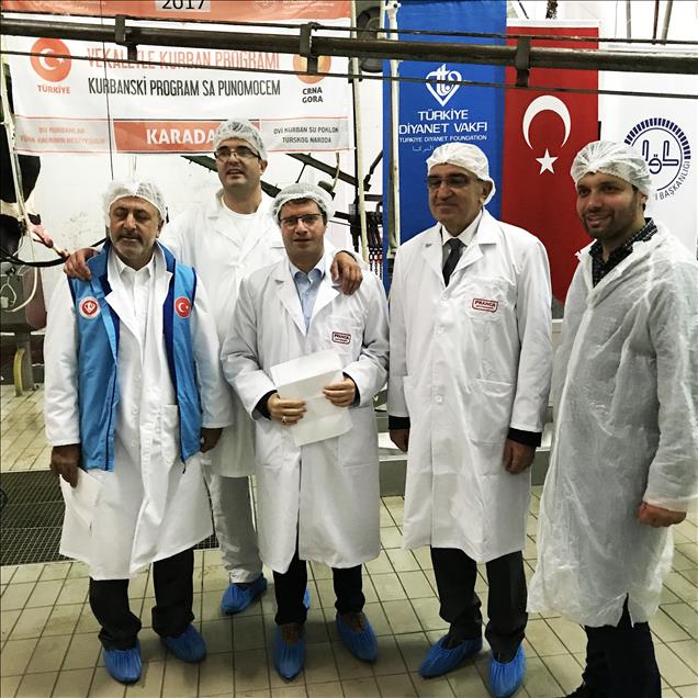 TDV, Karadağ'da ihtiyaç sahiplerine kurban eti dağıttı