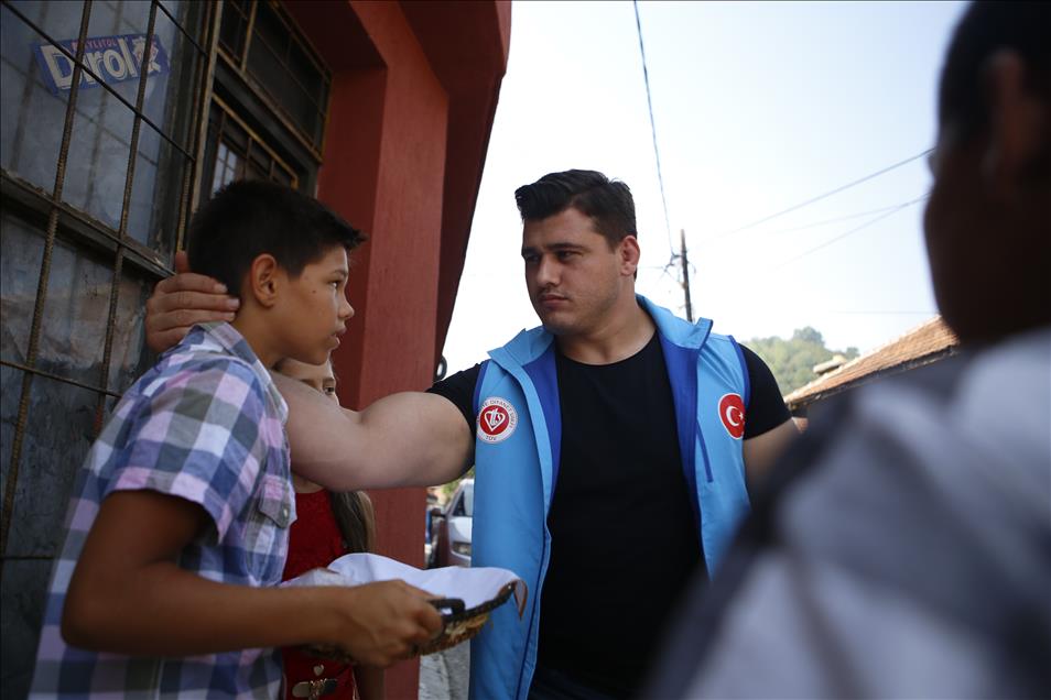 Rıza Kayaalp, Bosna Hersek'te kurban eti dağıttı