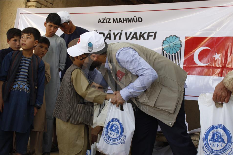 توزیع گوشت قربانی توسط یک موسسه خیریه ترکیه در افغانستان

