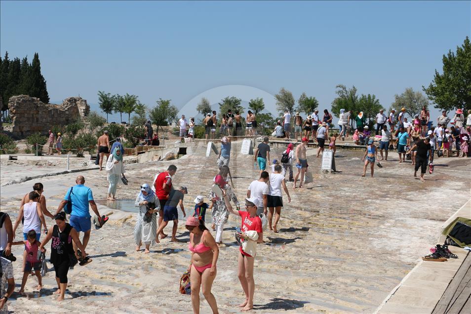 Выросло число посещающих турецкий Памуккале туристов