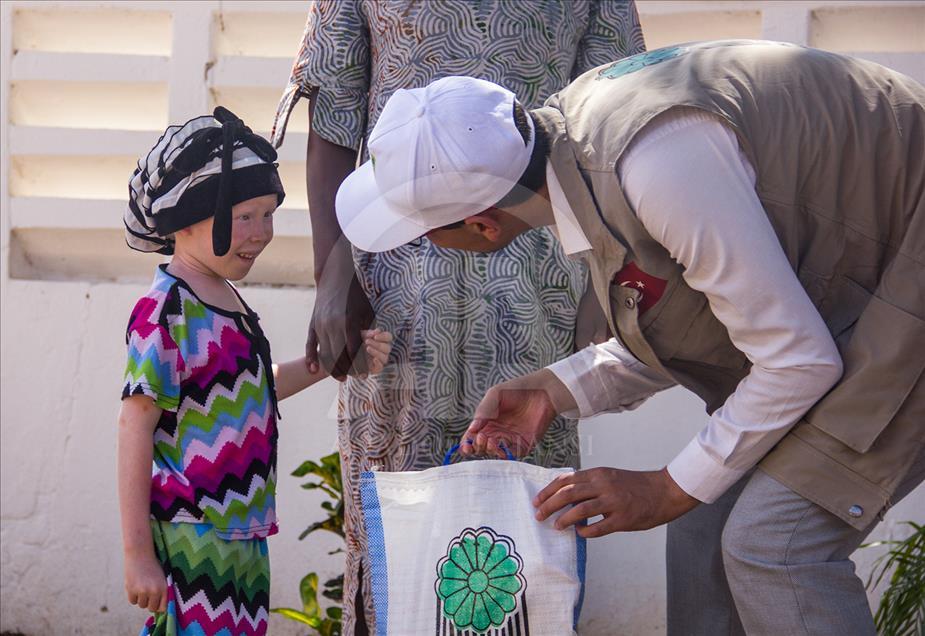 Afrikalı albinoların yüzünü Türk hayırseverler güldürdü
