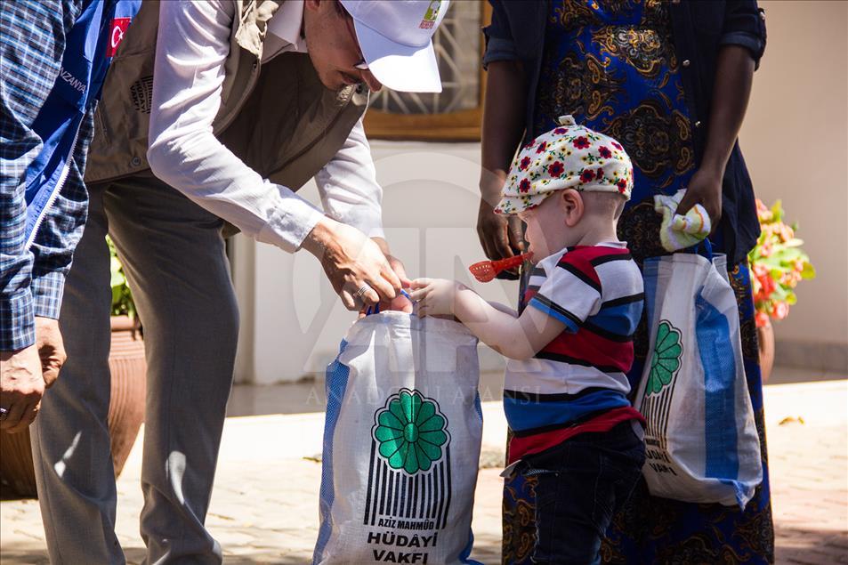Afrikalı albinoların yüzünü Türk hayırseverler güldürdü
