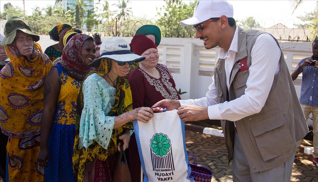 Afrikalı albinoların yüzünü Türk hayırseverler güldürdü
