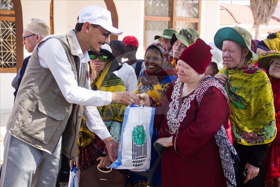 Afrikalı albinoların yüzünü Türk hayırseverler güldürdü
