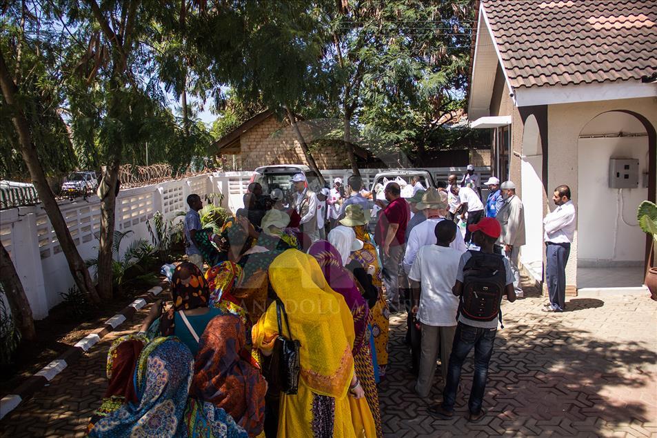 Afrikalı albinoların yüzünü Türk hayırseverler güldürdü
