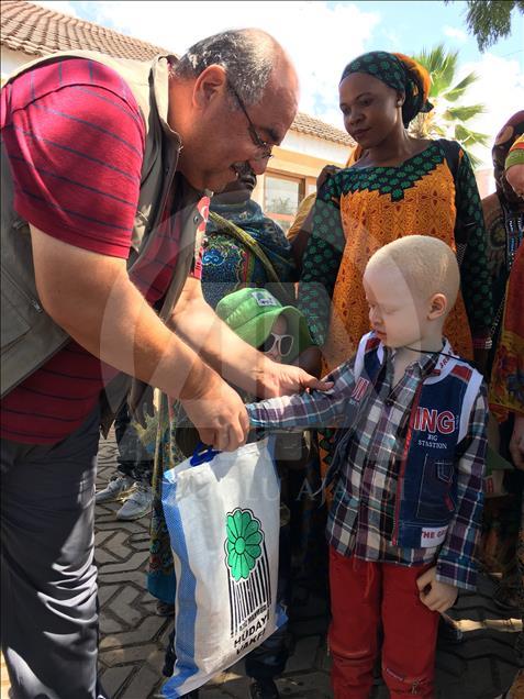 Afrikalı albinoların yüzünü Türk hayırseverler güldürdü
